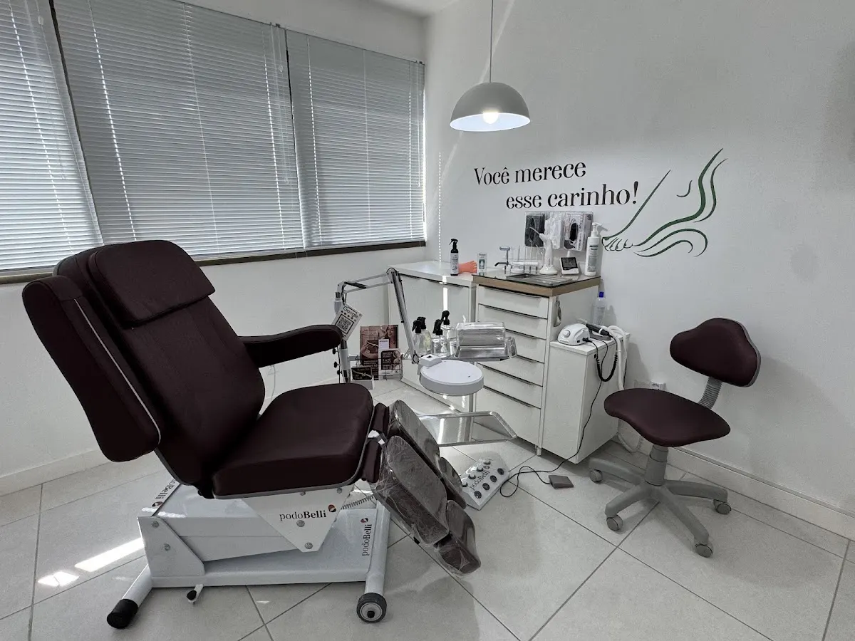 Sala de atendimento da PodoTherapy, com cadeira de podologia